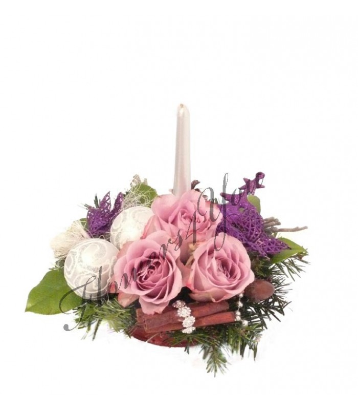 Aranjament craciun lumanare trandafiri globuri scortisoara