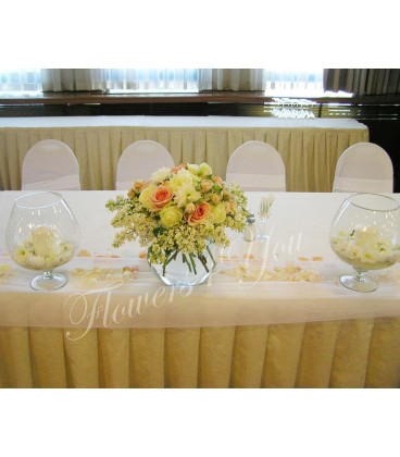 Aranjament floral prezidiu liliac trandafiri