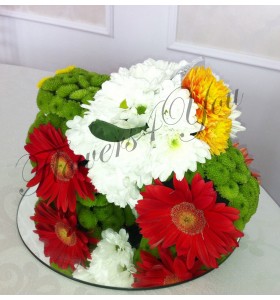 Aranjament floral botez masina din flori