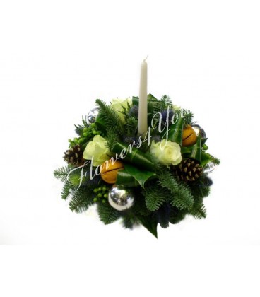 Aranjament craciun lumanare globuri trandafiri