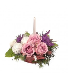 Aranjament craciun lumanare trandafiri globuri scortisoara