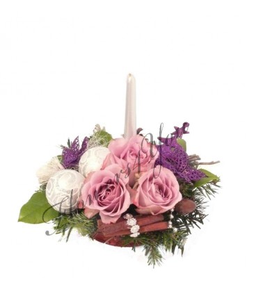 Aranjament craciun lumanare trandafiri globuri scortisoara