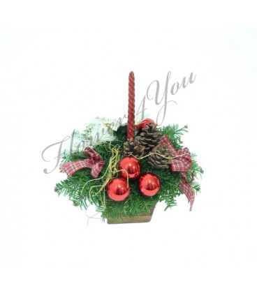 Aranjament craciun lumanare craciunita globuri rosii conuri