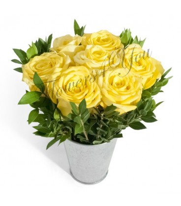 Aranjament trandafiri galbeni verdeata