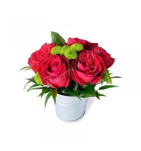 Aranjament floral trandafiri rosii santini