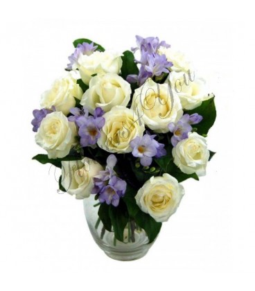 Aranjament floral trandafiri albi frezii